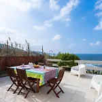 A Pretty House Overlooking The Sea Appartement *