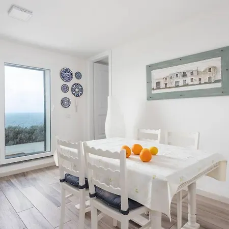 Апартаменты A Pretty House Overlooking The Sea