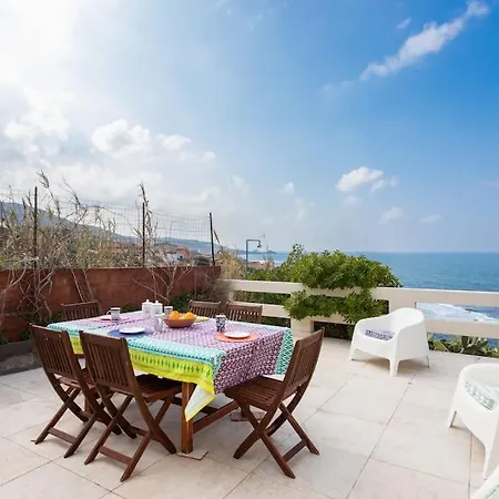Апартаменты A Pretty House Overlooking The Sea *