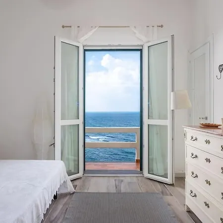 A Pretty House Overlooking The Sea Апартаменты *