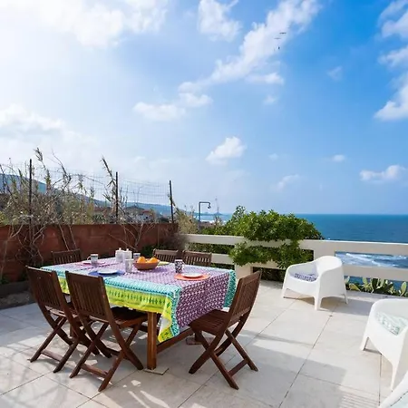 A Pretty House Overlooking The Sea Апартаменты *