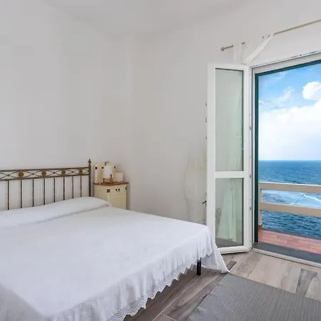A Pretty House Overlooking The Sea * Porto Alabe