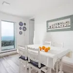 Апартаменты A Pretty House Overlooking The Sea