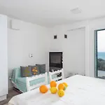 A Pretty House Overlooking The Sea *