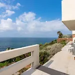 A Pretty House Overlooking The Sea *