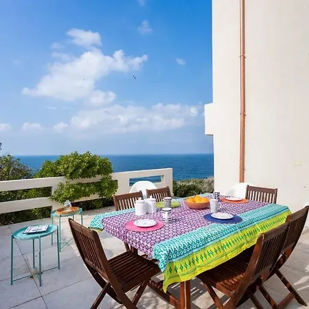 A Pretty House Overlooking The Sea Апартаменты *
